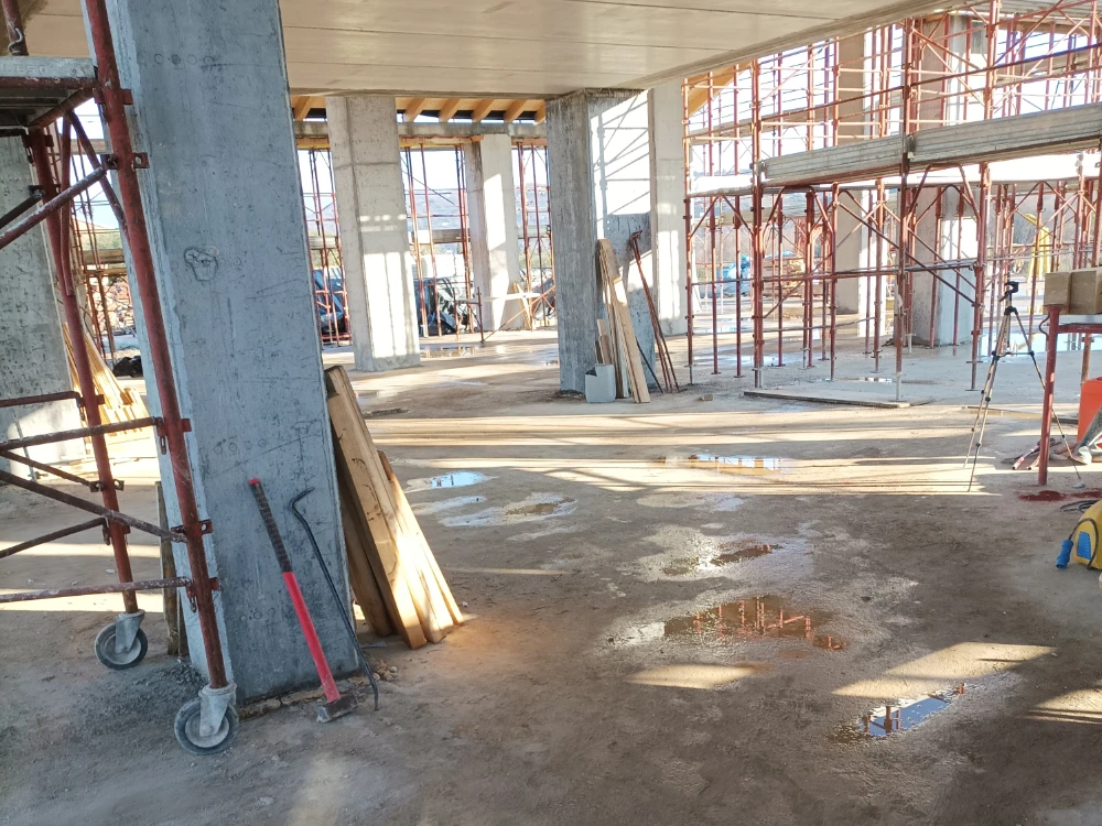 cantiere-capanone-con-pavimento-grigio
