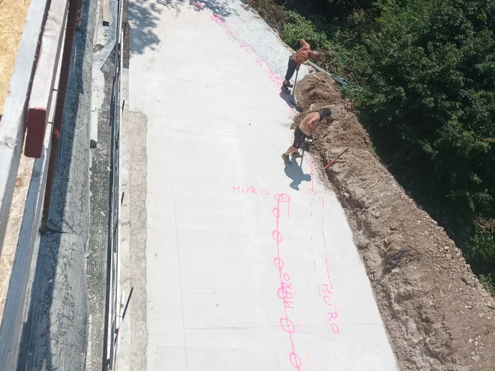 cantiere-con-piastrelle-bianche