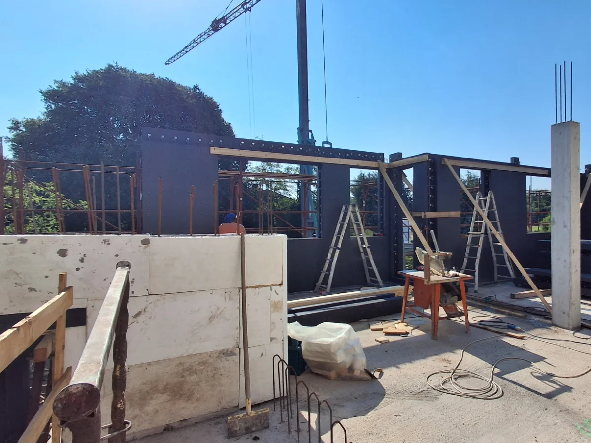 cantiere-pareti-nere-metalliche