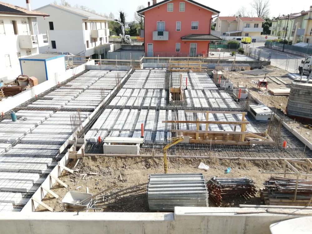 cantiere-recintato-con-gru