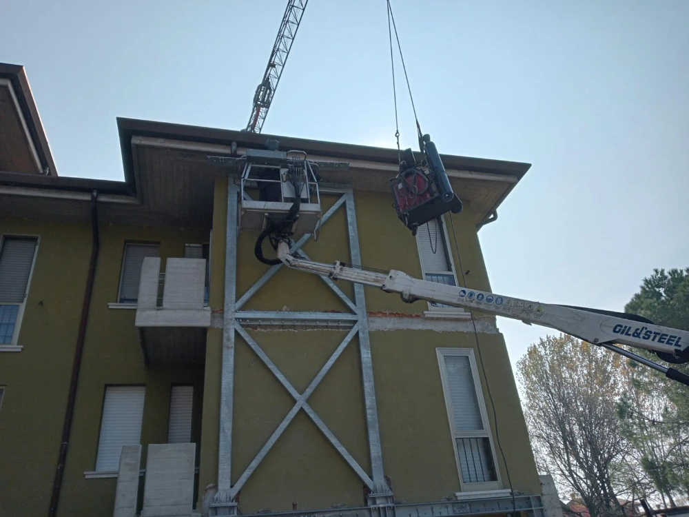 casa-gialla-con-operatori-in-quota