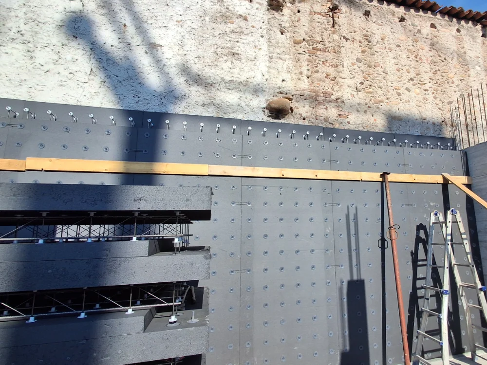 mura-nere-con-scala-ferro
