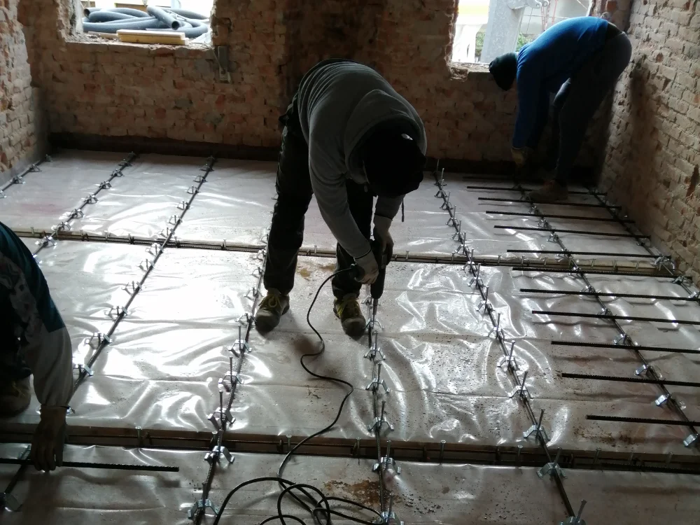 pavimento-grigio-operatori-al-lavoro