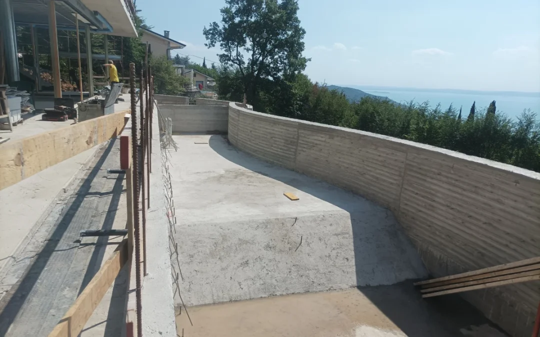 Costruzione piscina con vista lago